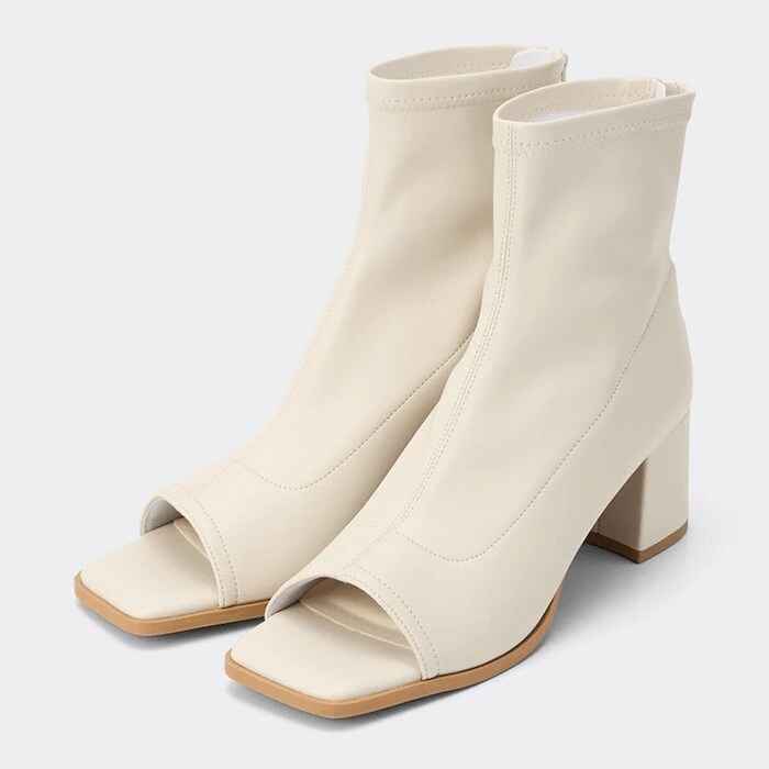 カラーはこちらのオフホワイトとブラックの2色展開。抜け感のあるデザインが素敵／出所：GU公式 ウルトラストレッチオープントゥブーツ