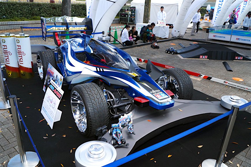 バンパーにはミニ四駆が展示され、1/1とのサイズの比較ができる