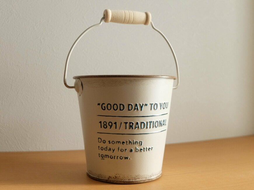 筆者撮影／ダイソー、アンティーク調アイアンポット（バケツ型）