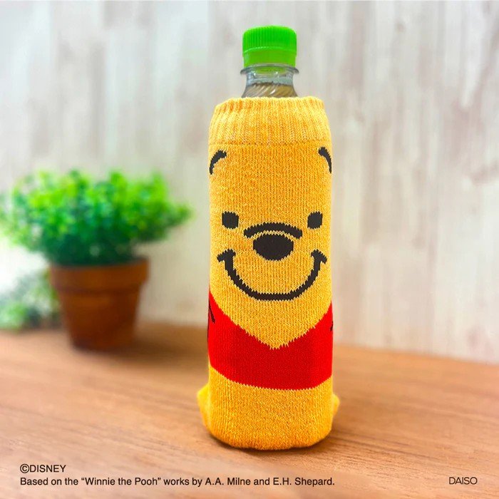 ダイソー公式　のびるニットボトルホルダー（くまのプーさん）