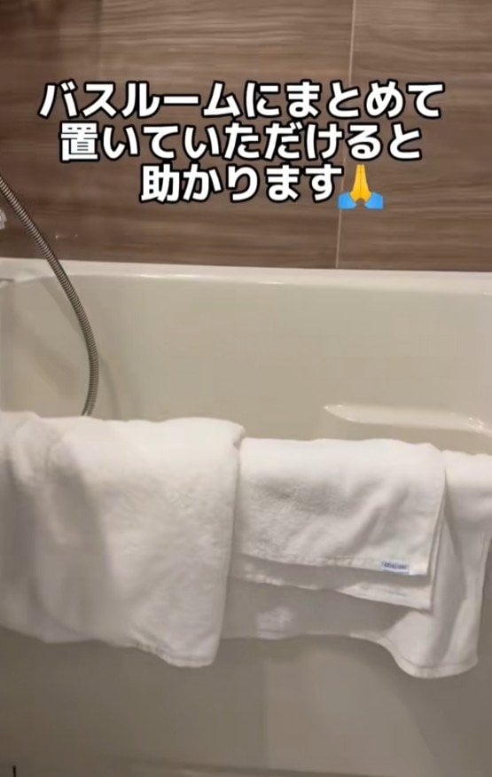 バスルームの浴槽の縁にかければOKです！