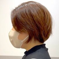 “ショートヘアをさらにカット”してスッキリさせたい女性のビフォーアフター。〈襟足〉を整え、さらに美しいデザインに！
