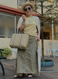 【64歳マダム】しまむらの〈ヒョウ柄ロングスカート〉をおしゃれに着こなす　品格溢れる美しい「大人カジュアルコーデ」が素敵