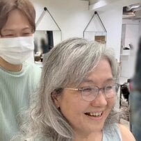 グレイヘアの女性が「和服にも似合う髪型」でお任せした姿に…「すごい、すごい素敵です」と大感激！