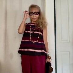 【60代の女性】秋カラー×サルエルパンツの個性派コーデが素敵！色とりどりのネックレスがアクセントに