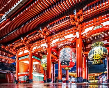 ど迫力のリフレクション…！！雨の浅草寺が異世界すぎると話題 SNSで