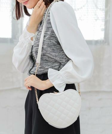 ガーリーコーデにも使えそう！ハニーズの「ハート型キルティングバッグ