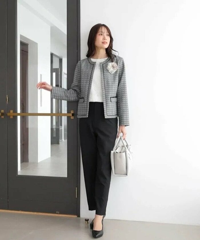 すっきりとしたパンツと合わせれば知的な通勤スタイルに