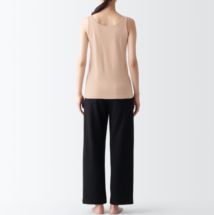 脇に縫い目がなく、肌に優しい設計