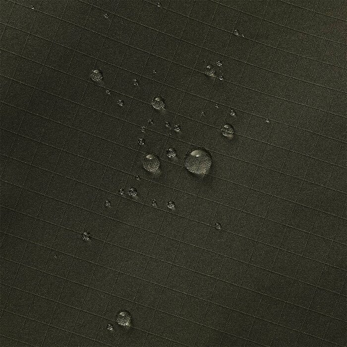 山での急な天候変化や雨に見舞われた際も水滴を弾きます