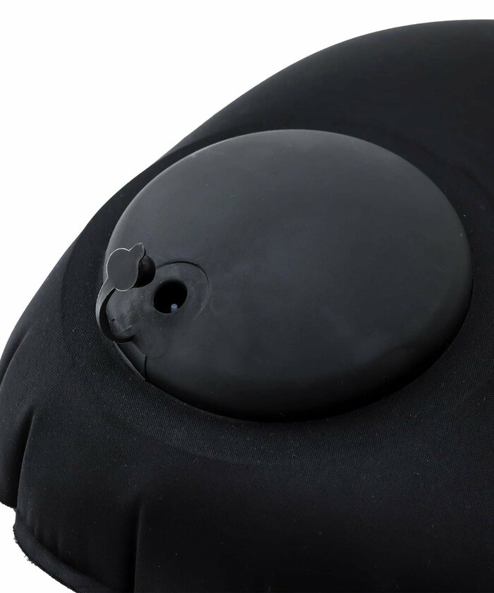 スリコのネックピローはなんと本体に「ポンプ」が内蔵されている画期的な仕様