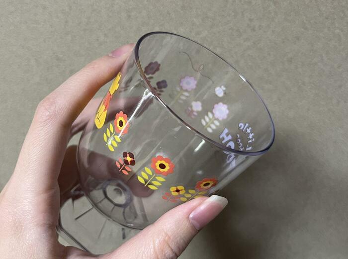 ニトリのクリア足つきコップ/プー、筆者撮影の商品写真