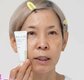 【大人肌の赤み・くすみ】をカバーする「黄色化粧下地6選」　60代のヘアメイクがガチレビュー！「肌に乗せると全然違う」