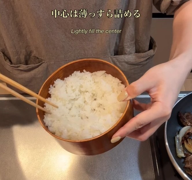 【主菜が映えるドーナツ型弁当】妻が夫に作る「新玉ねぎが主役のひき肉甘辛炒め」弁当が美味しそう！