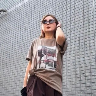 【60歳のスタイリスト】が教える垢抜けのコツ「カラーは3色以内」！“差し色で魅せる”大人の夏コーデ