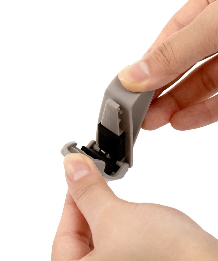 出所：3COINS公式　CARプラサングラスホルダー