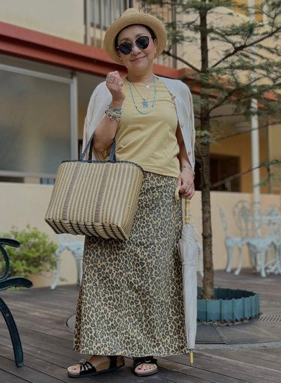【64歳マダム】しまむらの〈ヒョウ柄ロングスカート〉をおしゃれに着こなす　品格溢れる美しい「大人カジュアルコーデ」が素敵