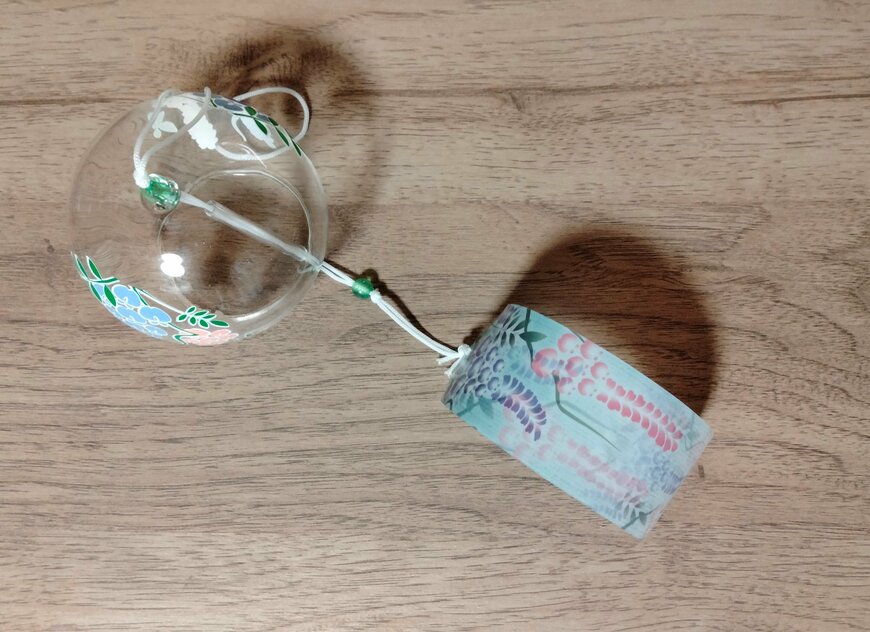 筆者撮影（ダイソー、ガラス風鈴（藤））