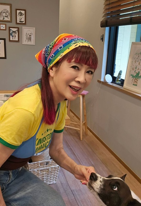 【69歳マダム】イエローのトップスが主役の「カラフルコーデ」が素敵！ビタミンカラーの着こなしに「元気をもらえる」「カラフルで大人可愛いコーデ！」の声
