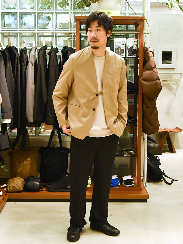 ジャケット/ Sig FREAK'S STORE 、パンツ / Sig FREAK'S STORE、スウェット / Sig FREAK'S STORE、シューズ / VEJA