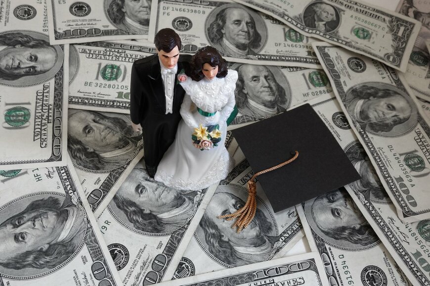 結婚後に相手が「奨学金返済中」だと判明、離婚できるのか