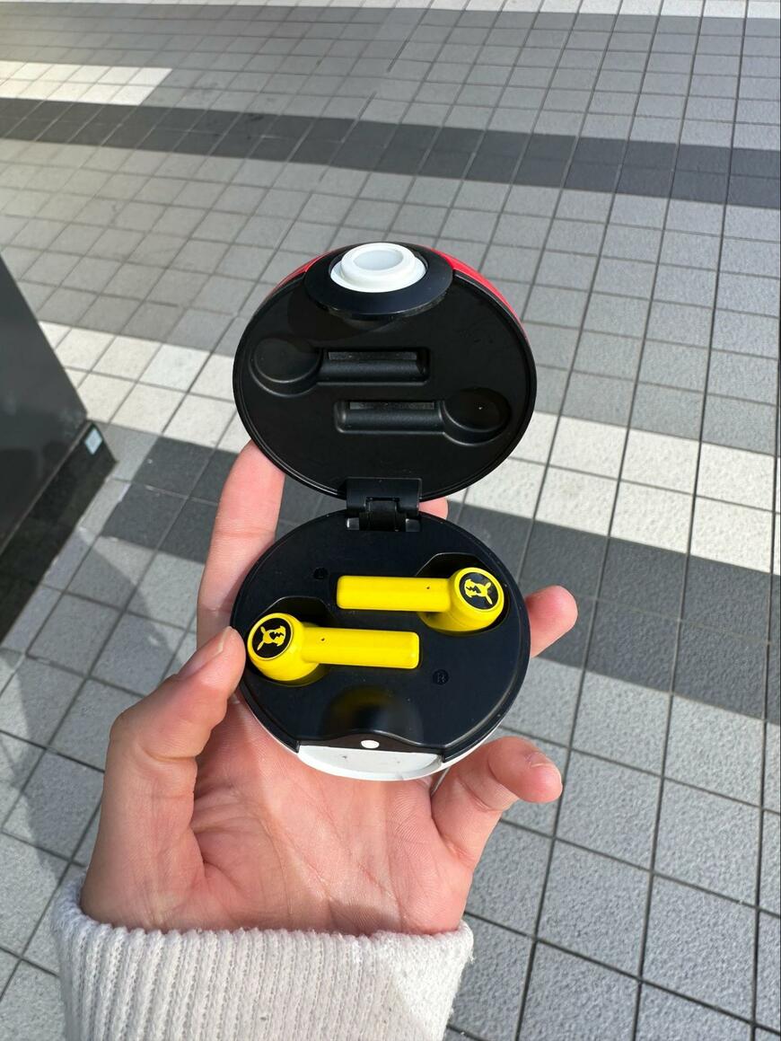 モンスターボールのようなイヤフォンケース