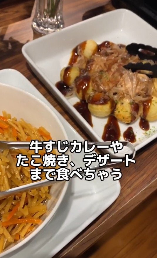 牛すじカレーやたこ焼き