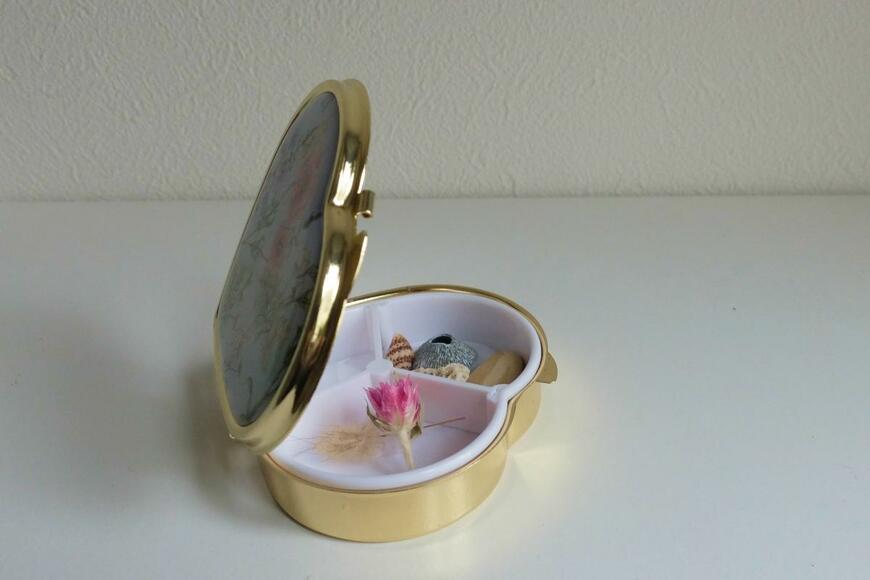 ダイソー「ミラー付きミニケース、ハートB(ティンカー・ベル)」