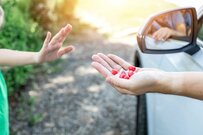 気持ちが緩む休日も要注意?!「怖い目に遭った児童は70人に1人」親ができる対策