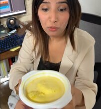 スパイスが入ったインドのスイーツ〈黄色は何の色？〉。「おいしそう」と話題