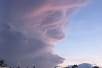 「人間の顔に見える雲」に思わず目を疑う　「鉛筆画」で再現した作品に衝撃