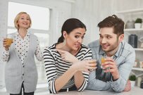 「帰省のたびにブルーになる…」現代の妻たちが抱える義両親の苦労