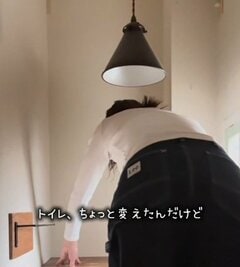 「めっちゃ素敵です」築20年建売住宅の〈トイレの壁〉→貼って剥がせる壁紙でオリーブ色が映える〈北欧ナチュラル空間〉にリメイク！