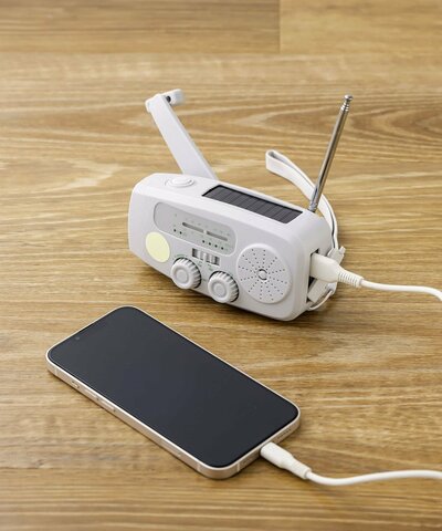 3COINS、《新機能SOSブザー付き!》手回し式スマホ充電ラジオライト/SOBANI商品画像
