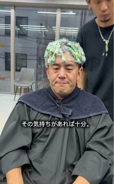 細かなロッドを巻きつけ、パーマ液を浸透させていく様子