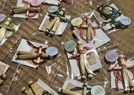 新潟県・渡邉邸で販売される「藁人形」に注目！愛らしいネーミングとサイズ感に「これは欲しい」「お迎えしました」