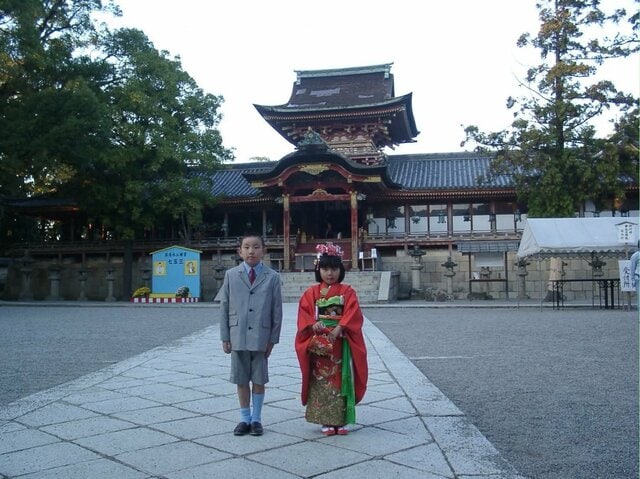 石清水八幡宮で並ぶ幼い兄妹　22年後「同じ場所で撮影した写真」に感動