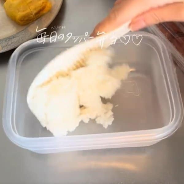 【夫に作る愛妻弁当】1週間に1回の「唐揚げ弁当」がたまらない　美しい盛り付けのタッパー弁当がおいしそう…