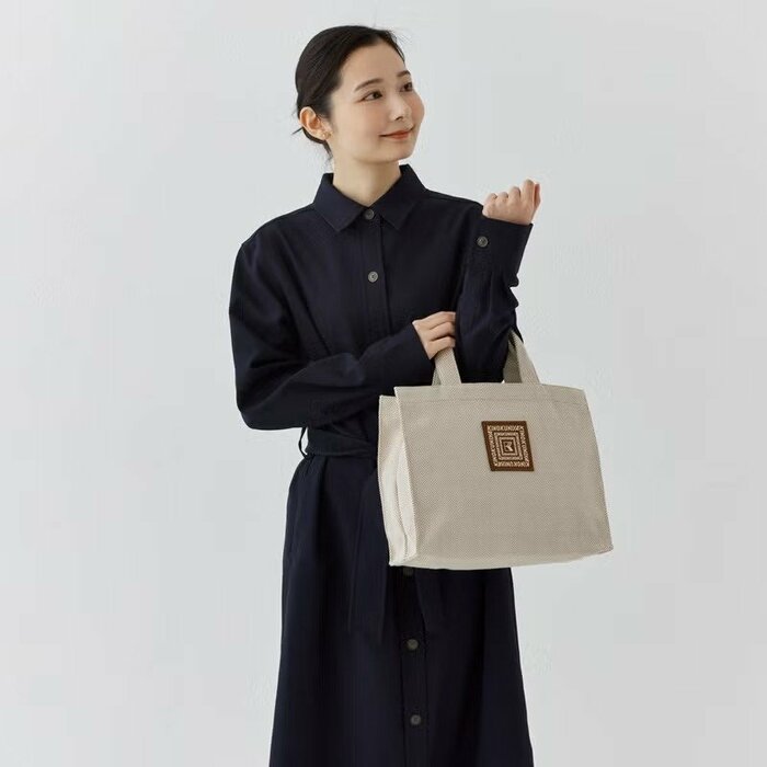 シンプルなデザインだからこそ、どんな服装にも合わせやすいですね