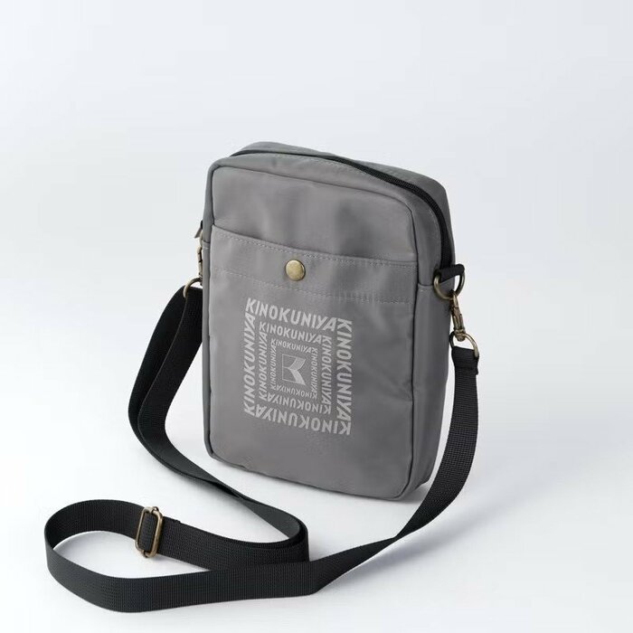 フロント部分にはボタン付きの外ポケットが配置されています