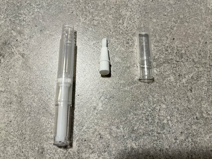 筆先と容器の接地部分は堅く、中身がこぼれにくい