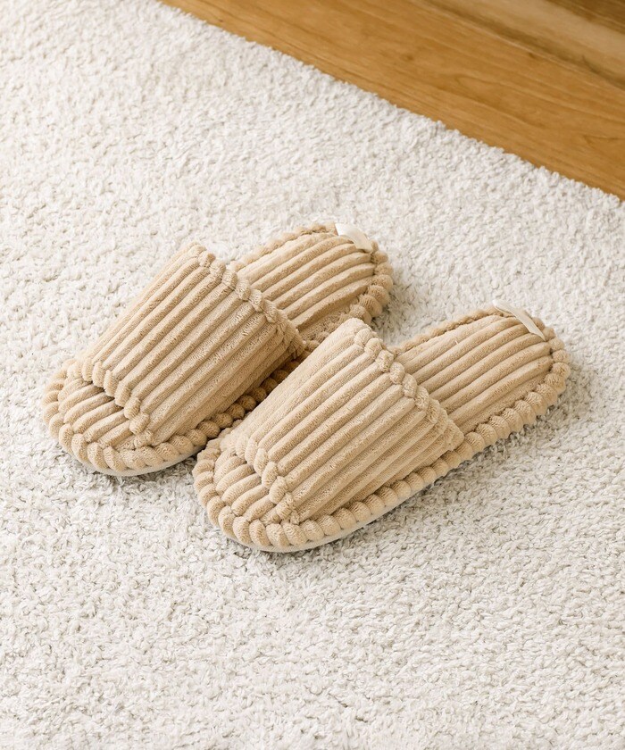 英字のタグがついていて、指に引っ掛けて履いたり、吊り下げて収納したりすることも。