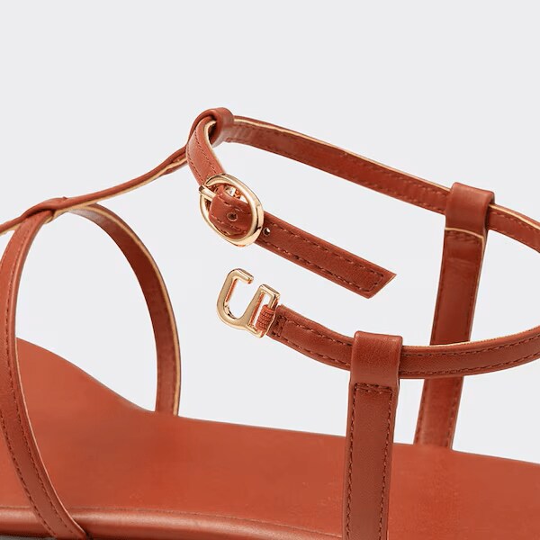 足をすっきり見せてくれるスクエアトゥーデザイン