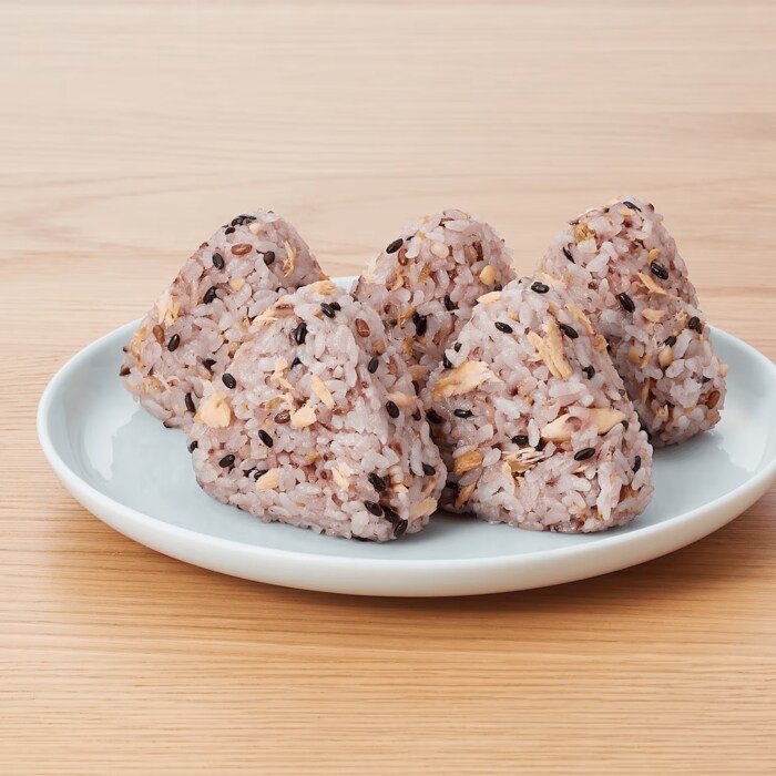 五穀米にほぐした鮭が混ぜ込まれているおにぎり