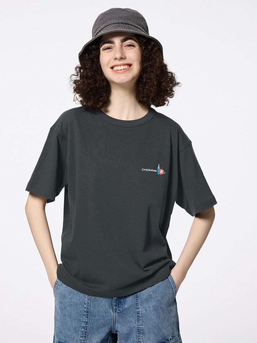 出所：GU公式　グラフィックT CHIIKAWA／カラー：08 DARK GRAY