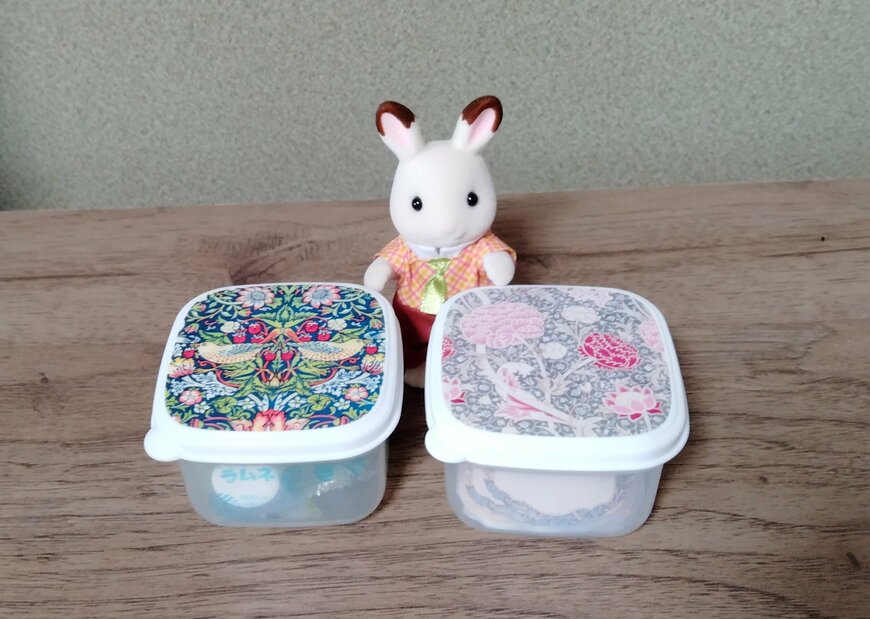 筆者撮影（セリア、シール容器 130ml 2P ウィリアムモリス柄）