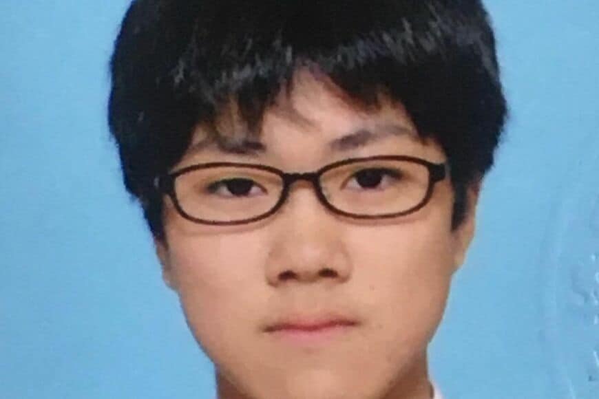 【中1から20歳まで】男性の写真に注目集まる　ビフォーアフターに「何があったのか言ってごらん」「めっちゃメロい進化」