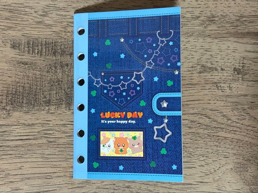 筆者撮影（セリア、B7サイズ対応シール帳 24ページ 12.3cm×8cm）