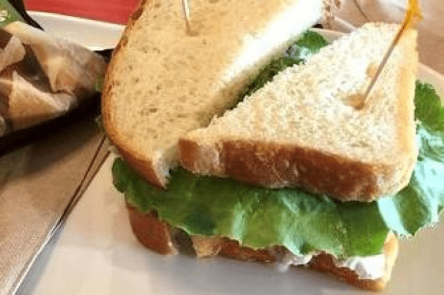 アメリカで注文した「13ドルのサンドイッチ」　まさかの付け合せに驚きの声