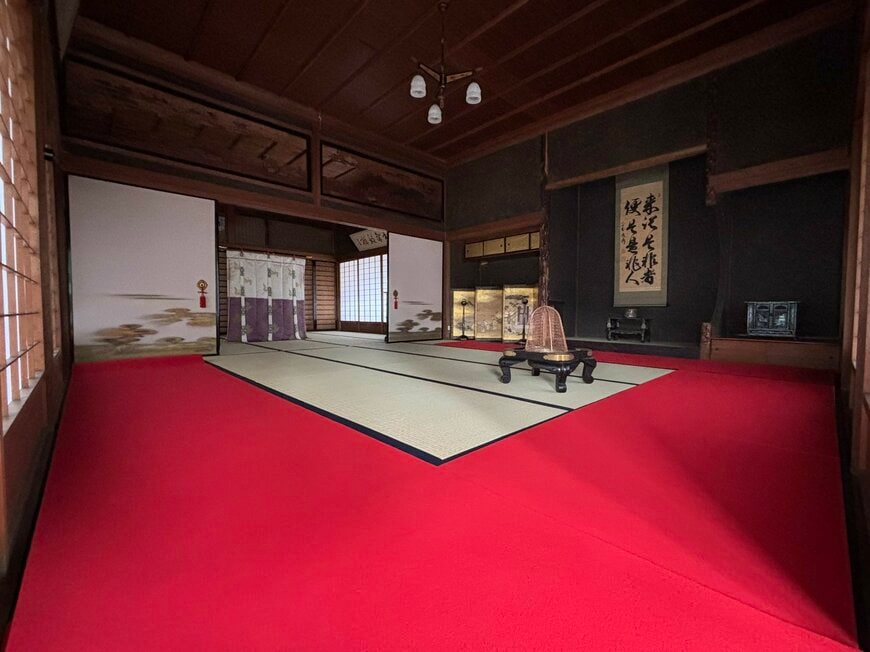 赤が映える座敷